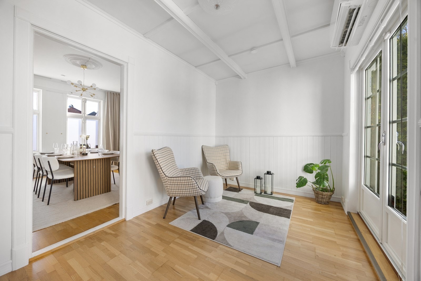 I den siste stua er det utgang til hagen og den fine verandaen ved inngangen. Galleribilde