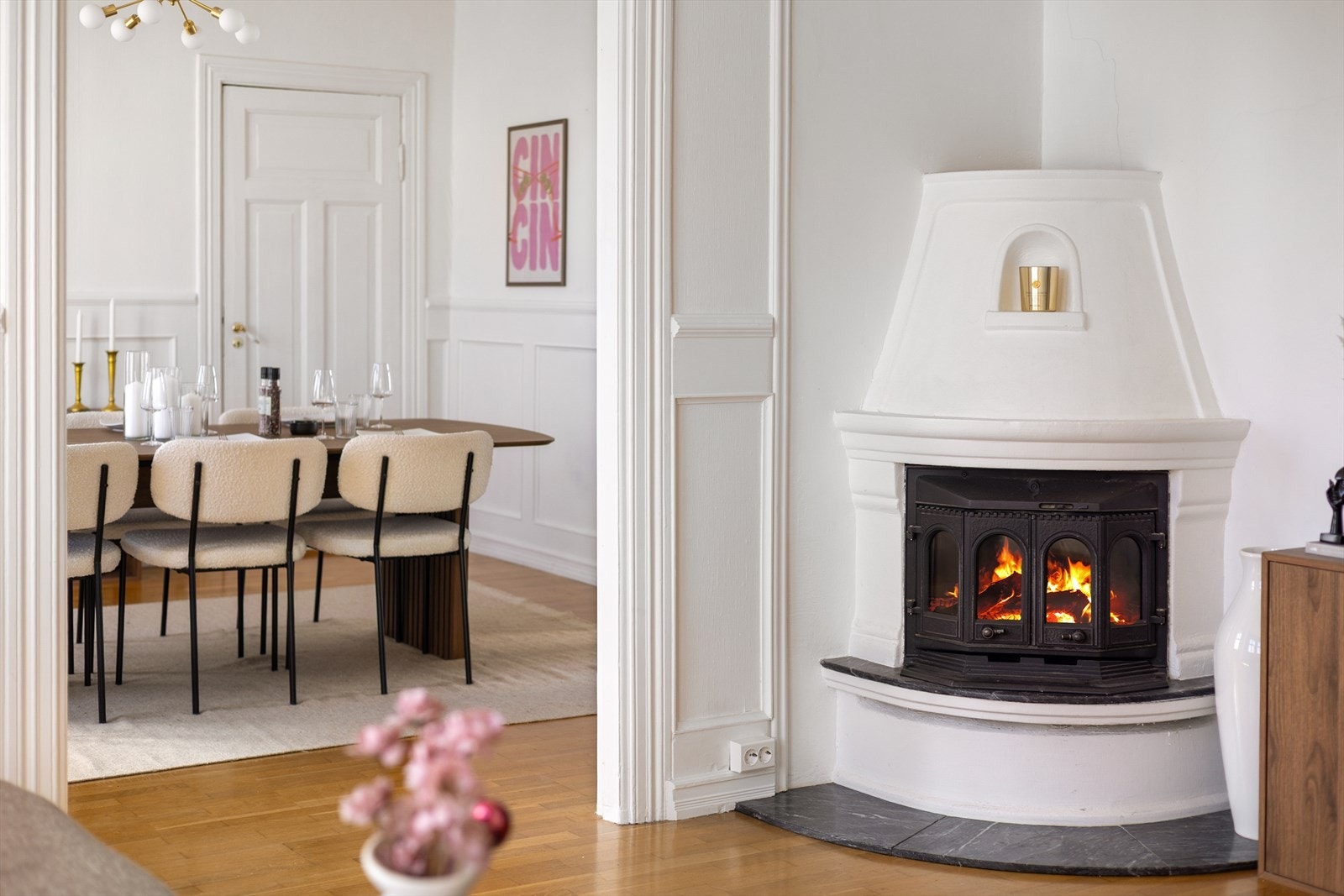 I hovedstuen er det peisovn for ekstra varme og hygge. Galleribilde