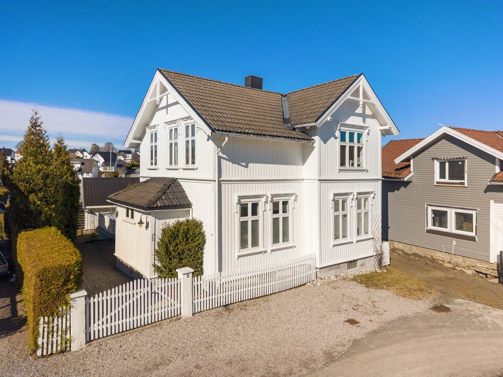 Klassisk og romslig familiebolig med populær beliggenhet på Bakken. Her bor man i et etablert område, rett ved skole, barnehage og Bakkestranda. Det er kort vei til sentrum, og boligen ligger ved en stille og rolig blindvei. Galleribilde