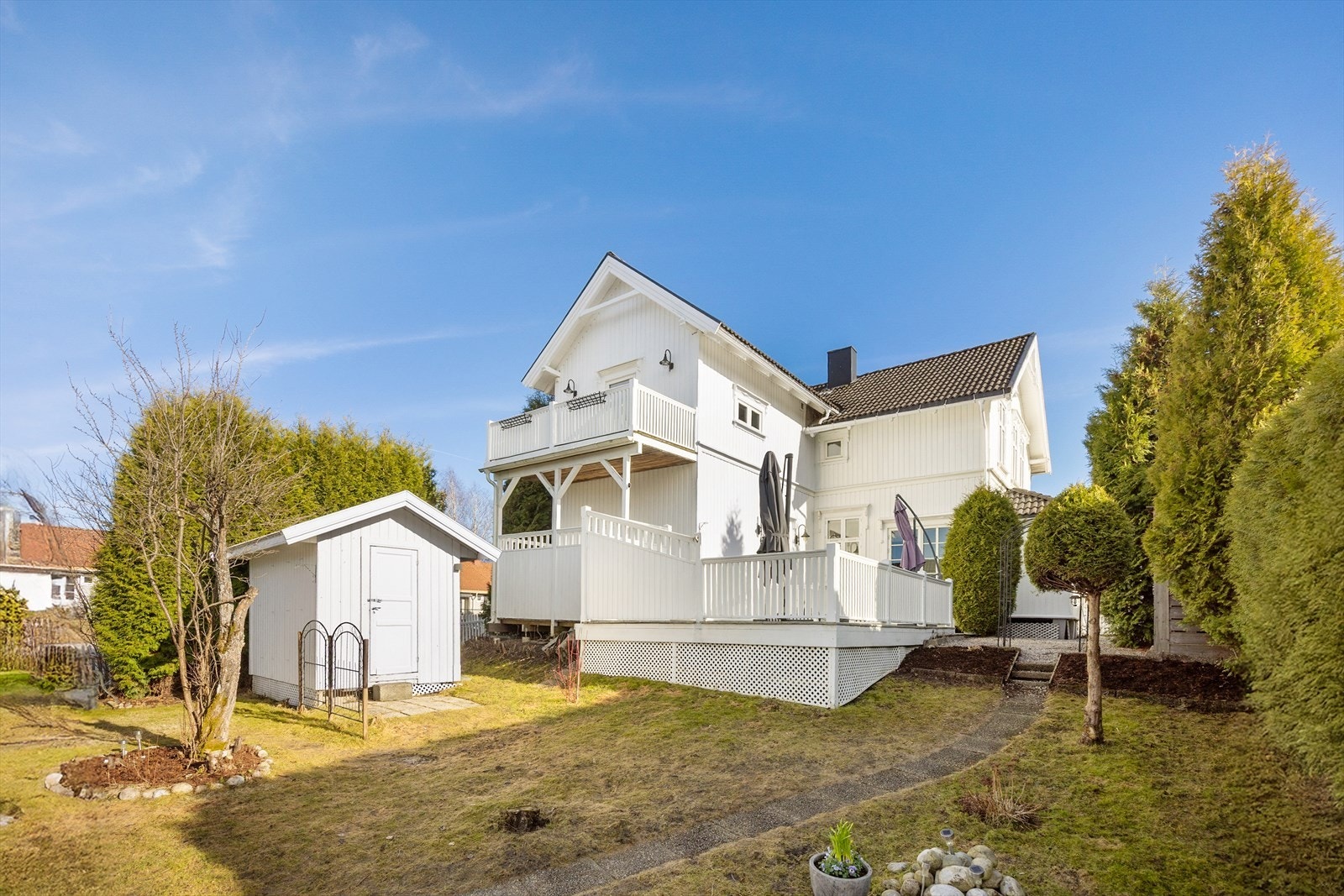 Vakre uteområder, med hagebod, drivhus og frodig beplantning i en inngjerdet hage. Varme dager nytes til det fulle på to herlige uteplasser; en romslig terrasse ved inngangen og på en trivelig balkong med vidstrakt utsikt. Galleribilde