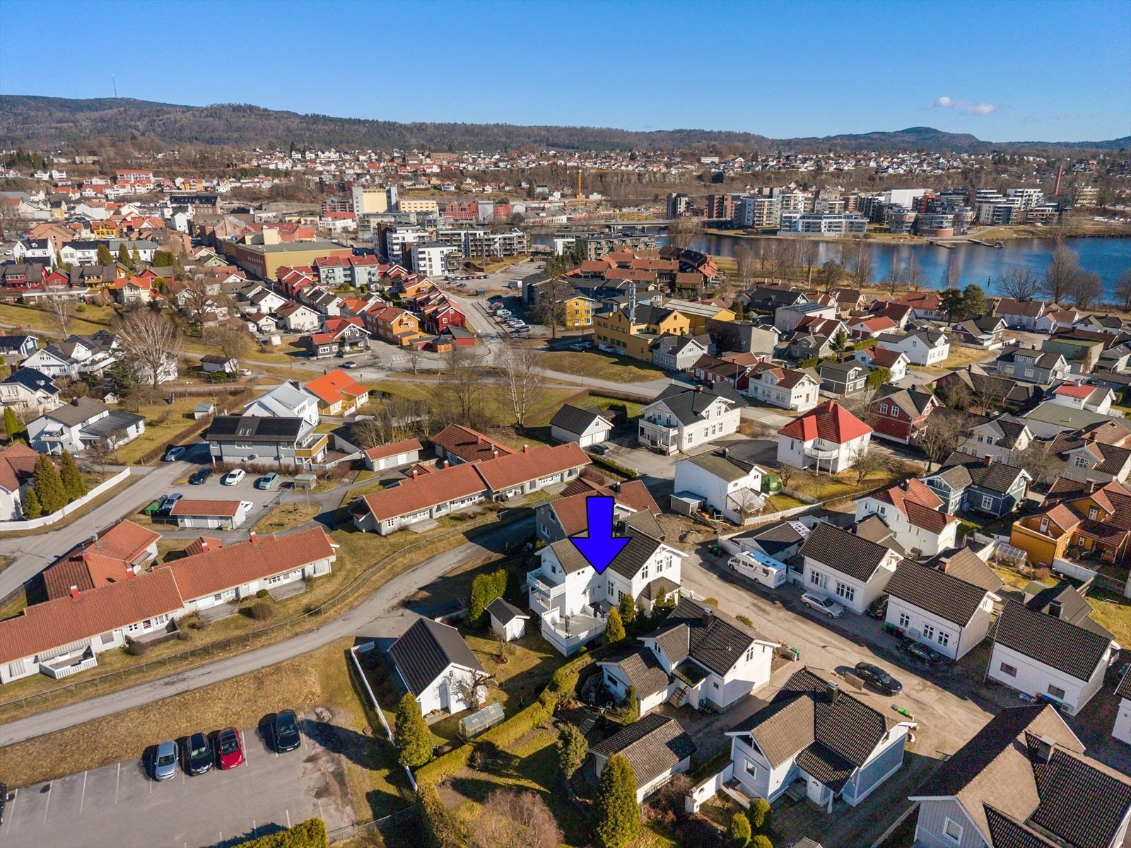 Eiendommens plassering byr på tilgang til gode oppvekstvilkår med trygge veier til skoler og barnehage et steinkast unna. Det er også en kort spasertur til bl.a. lekeplasser, fritidsaktiviteter, idrettsanlegg, Skagerak Arena, kino m.m. Galleribilde