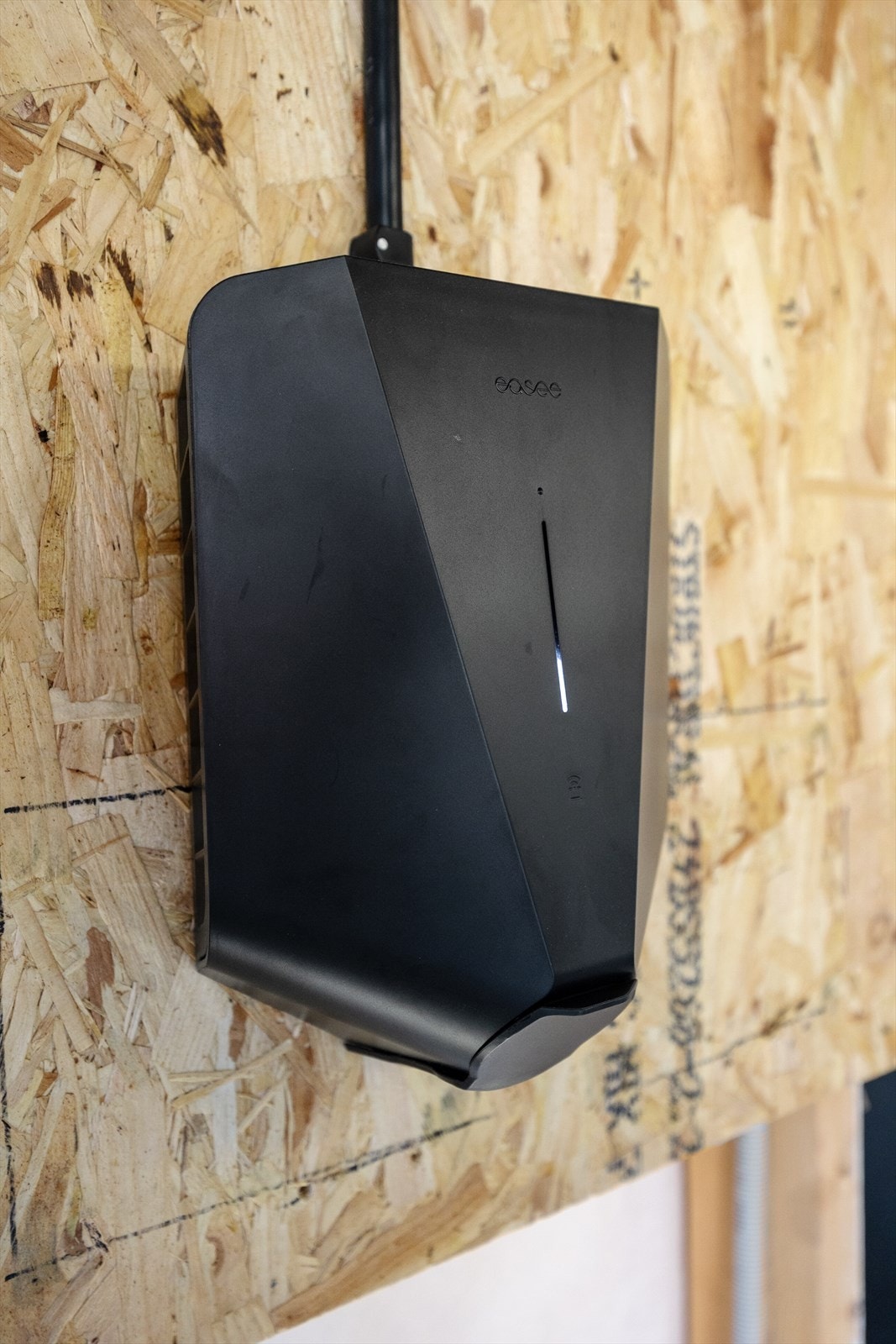 Garasjen har ladeboks til el-bil, installert i 2025. Galleribilde