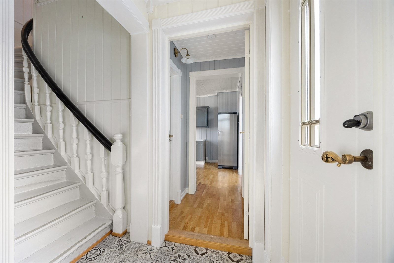 Lukket tretrapp opp til 2. etasje. Galleribilde