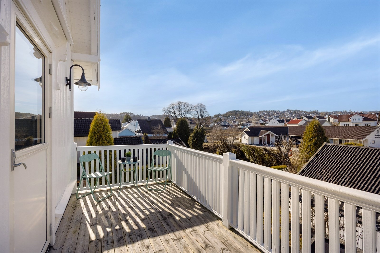 Sommerdagene tilbringes også på en koselig balkong ved et av soverommene. Galleribilde