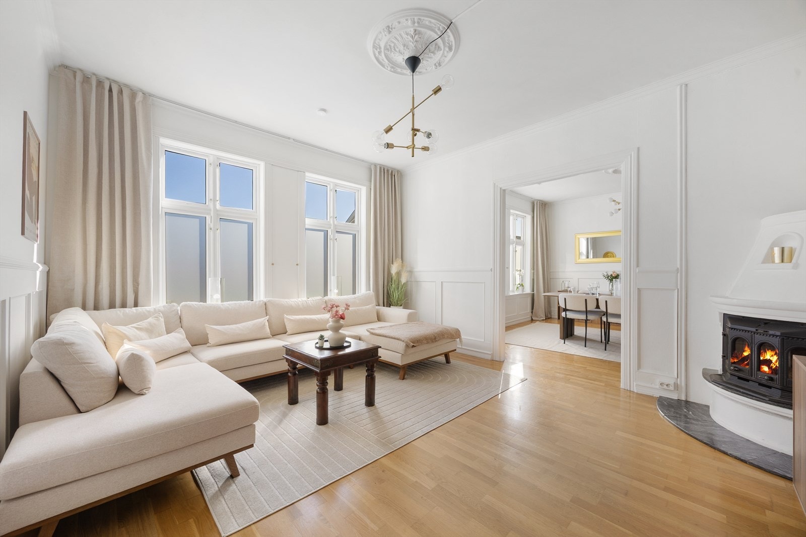 Boligen har tre tilstøtende stuer i direkte tilknytning, noe som bidrar til ekstra fleksibilitet og meget god møbleringsfrihet. Galleribilde