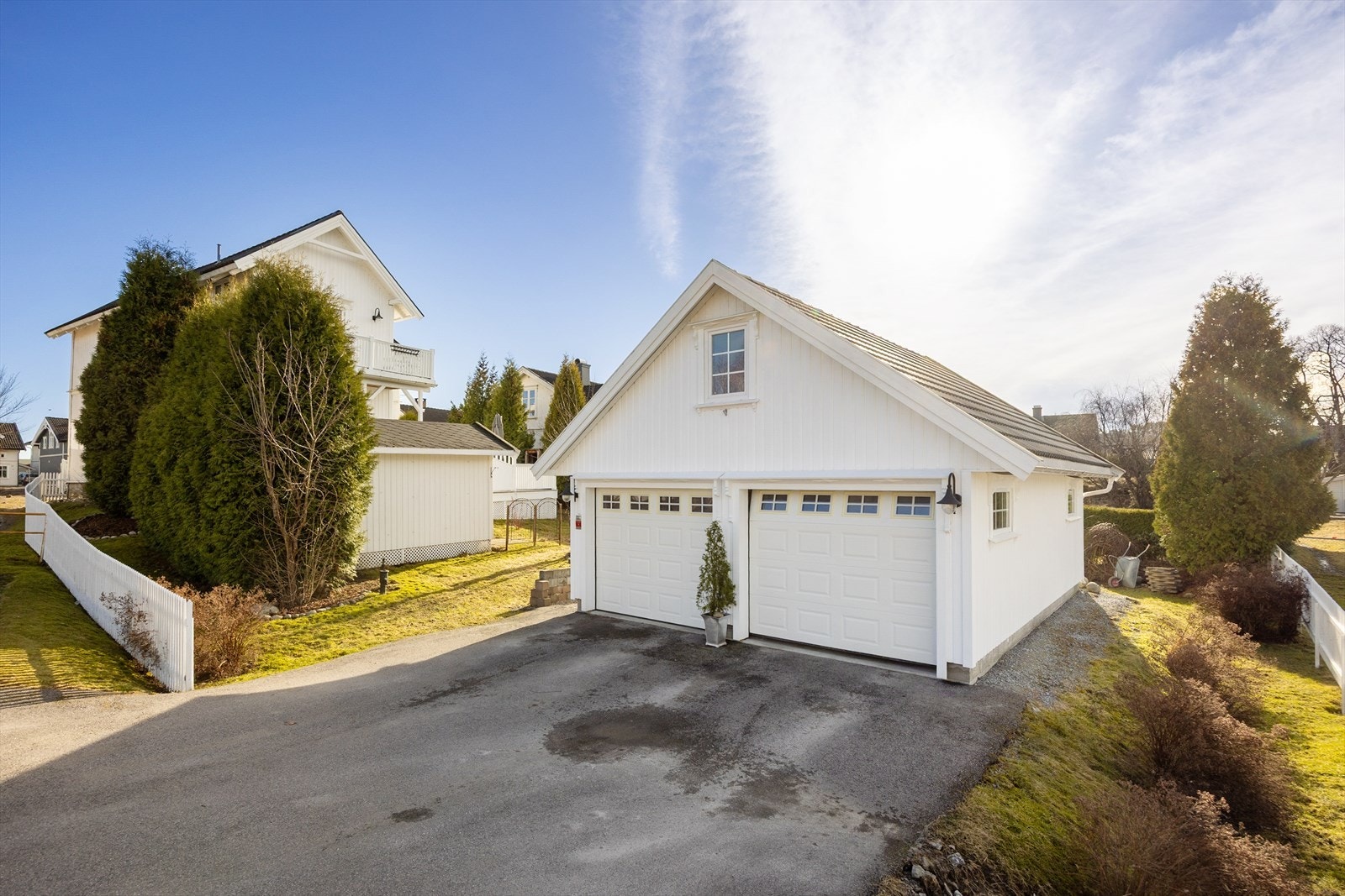 Nyere dobbelgarasje med lader til el-bil fra 2025. Galleribilde