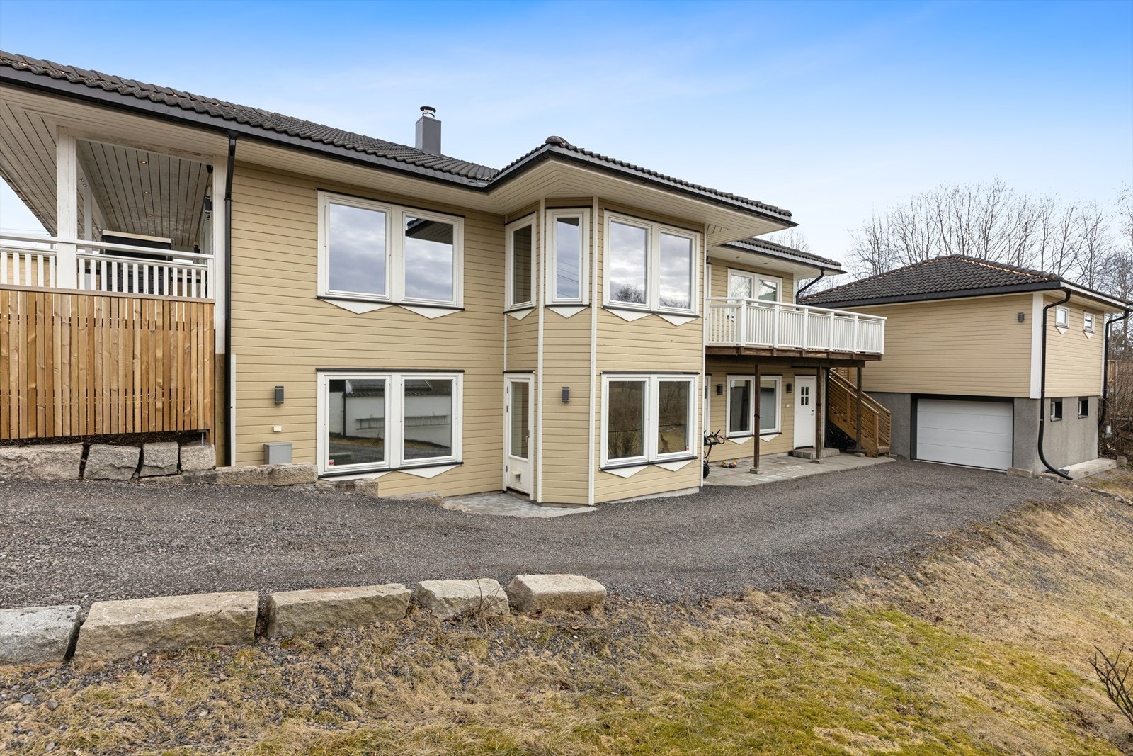 Innholdsrik familiebolig med gjennomtenkte løsninger og god plass. Boligen ligger i barnevennlig og stille området på Fuglåsen i Nittedal kommune. Galleribilde