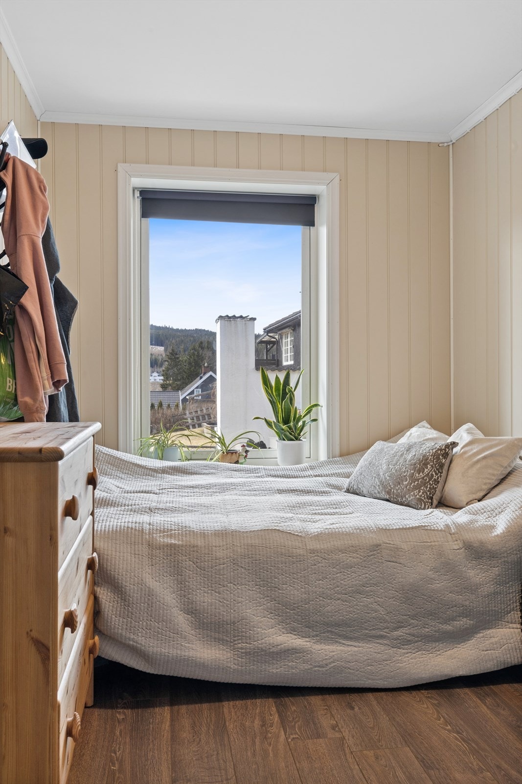 Soverommet i utleiedelen. Hele enheten varmes opp med vannbåren varme. Det er egen strømmåler for utleiedelen. Utenfor inngangsdøren får utleiedelen sin naturlige uteplass. Galleribilde