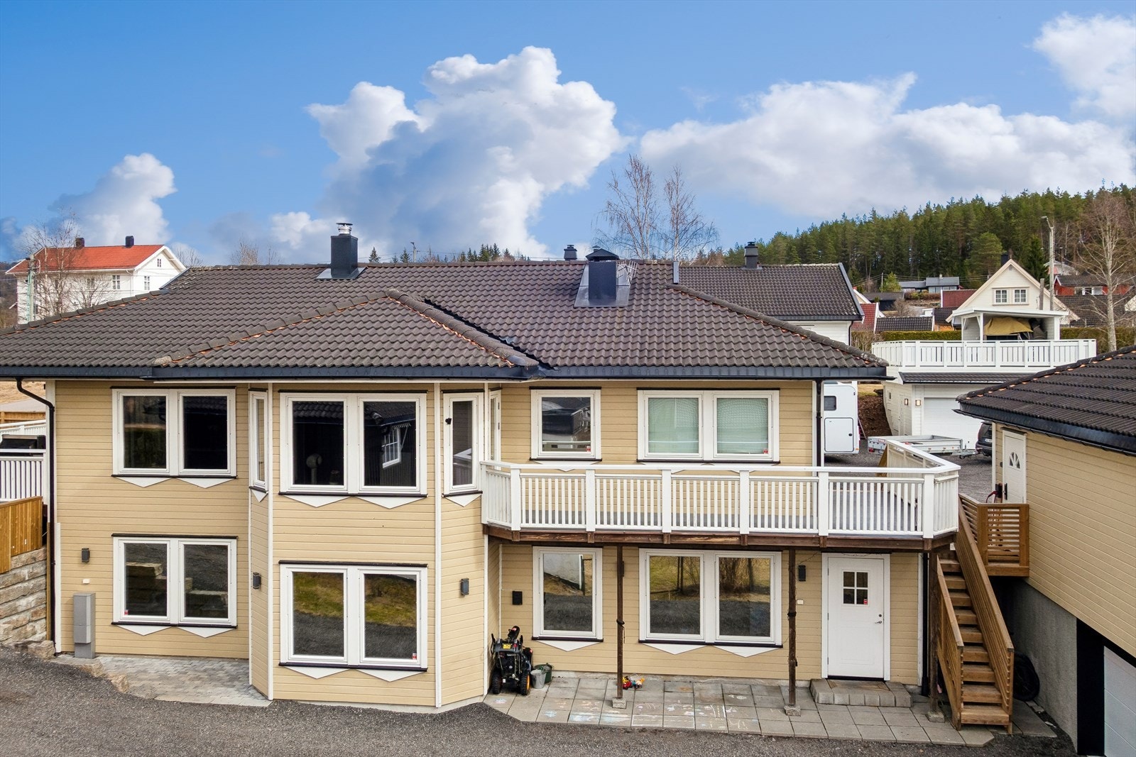 Velholdt enebolig fra 2012. Det er nylig montert kobberbånd på taket for å redusere og forebygge mosevekst. Det er også bygd trapp mellom boligen og garasjen for enklere adkomst til nedre del av garasjen. Galleribilde