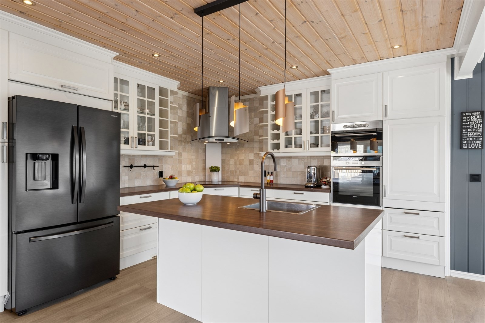 Kjøkkenet er utstyrt med integrert induksjonstopp, stekeovn og mikrobølgeovn. Disse hvitevarene vil medfølge. Galleribilde