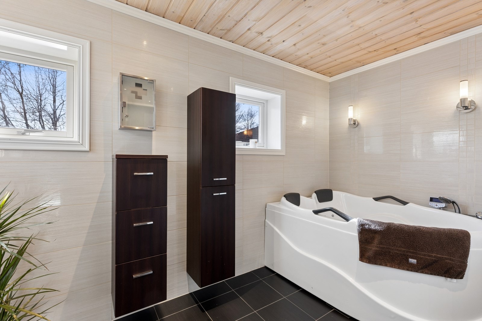 Badet byr på ekstra komfort med et innbydende boblebad. Galleribilde