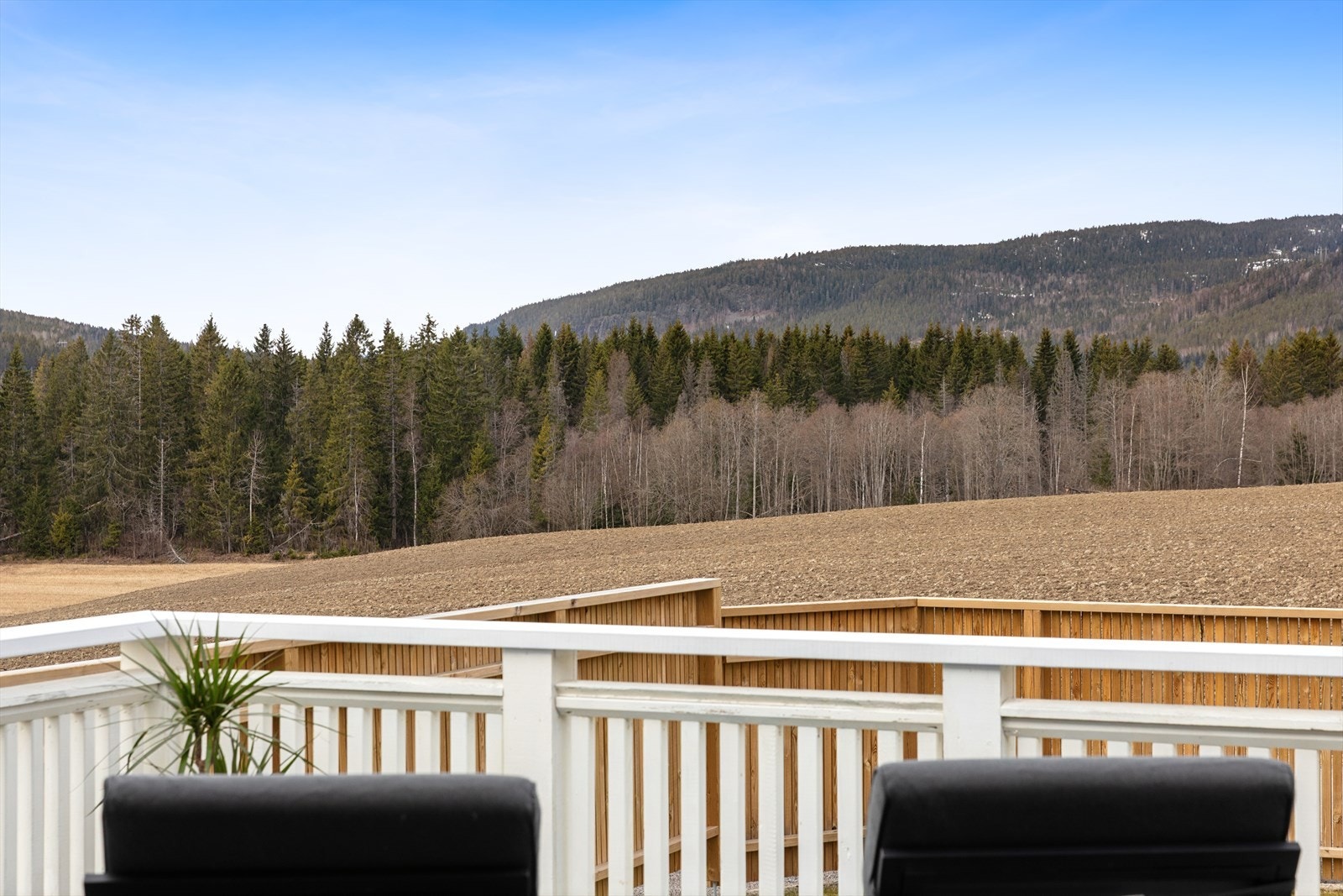 I Elnesveien bor du med turstiene like utenfor døren, noe som gir enkel tilgang til flotte naturområder året rundt. Hagen på fremsiden er inngjerdet og sørger for et trygt og skjermet uteområde der barna kan leke fritt. Galleribilde