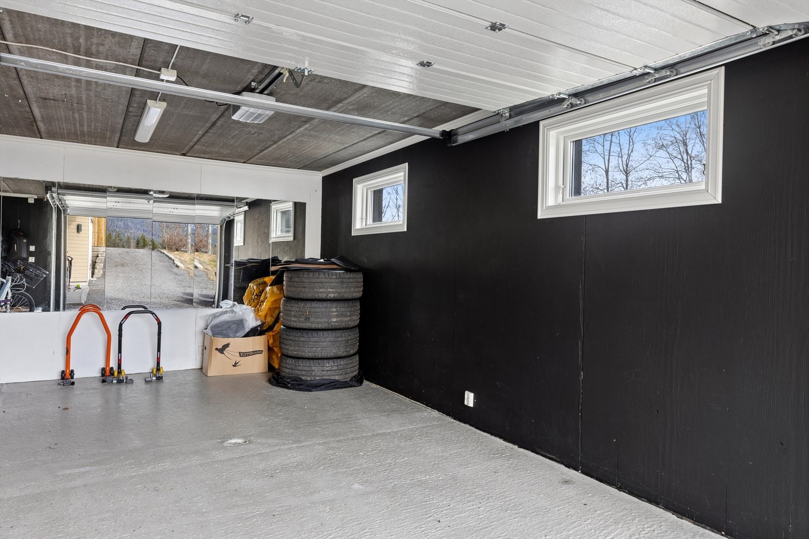 Underetasjen i garasjen gir ytterligere plass for kjøretøy eller rikelig med lagringsplass. Dette rommet har tidligere benyttet som treningsrom og hobbyverksted. Det er også egen bod i tilknytning til garasjen. Galleribilde