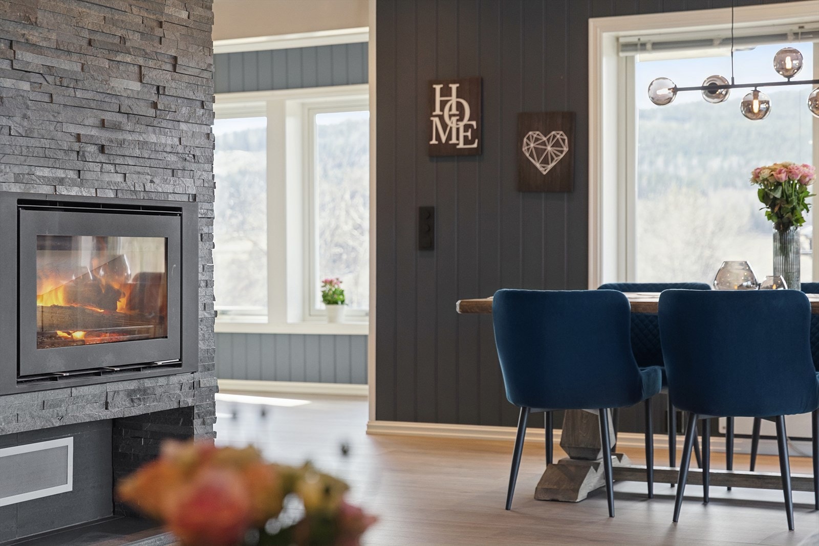 Det er og satt opp smarthus løsning på enkelte lysbrytere slik at du kan styre lyset ifra mobilen. Galleribilde