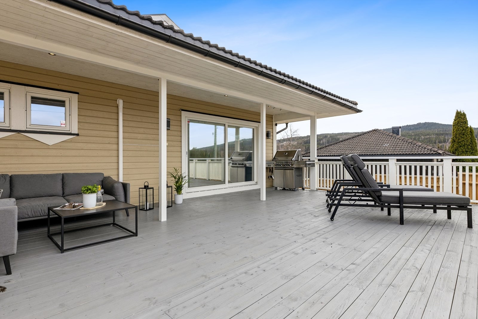 Den romslige terrassen på 62 m² gir utmerkede muligheter for å etablere flere soner - med både loungeplass og områdene for solsenger. Her kan man nyte ettermiddags- og kveldssolen Galleribilde