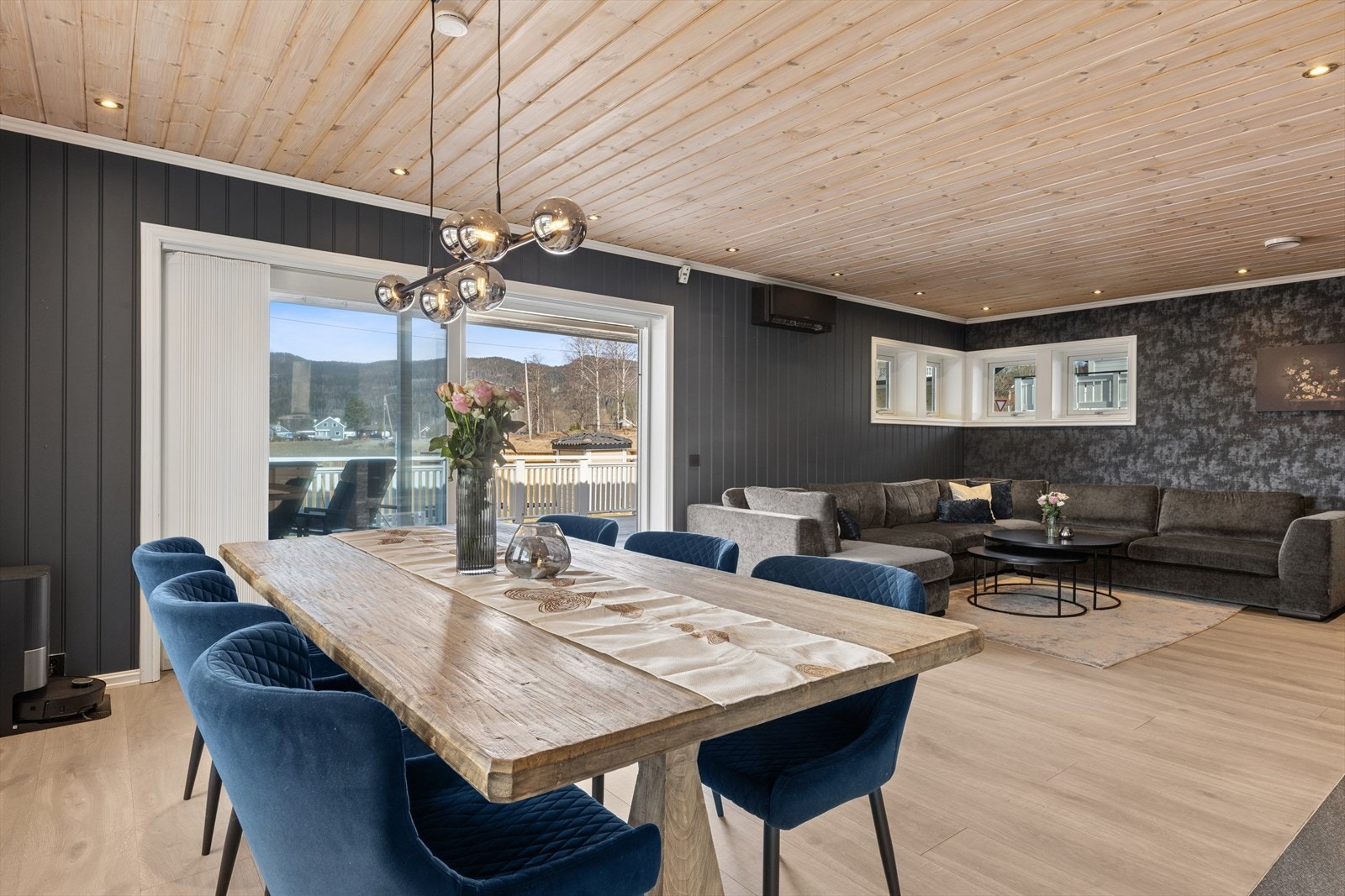 En gjennomgående og sosial sone som binder stue, spisestue og kjøkken sammen. Galleribilde