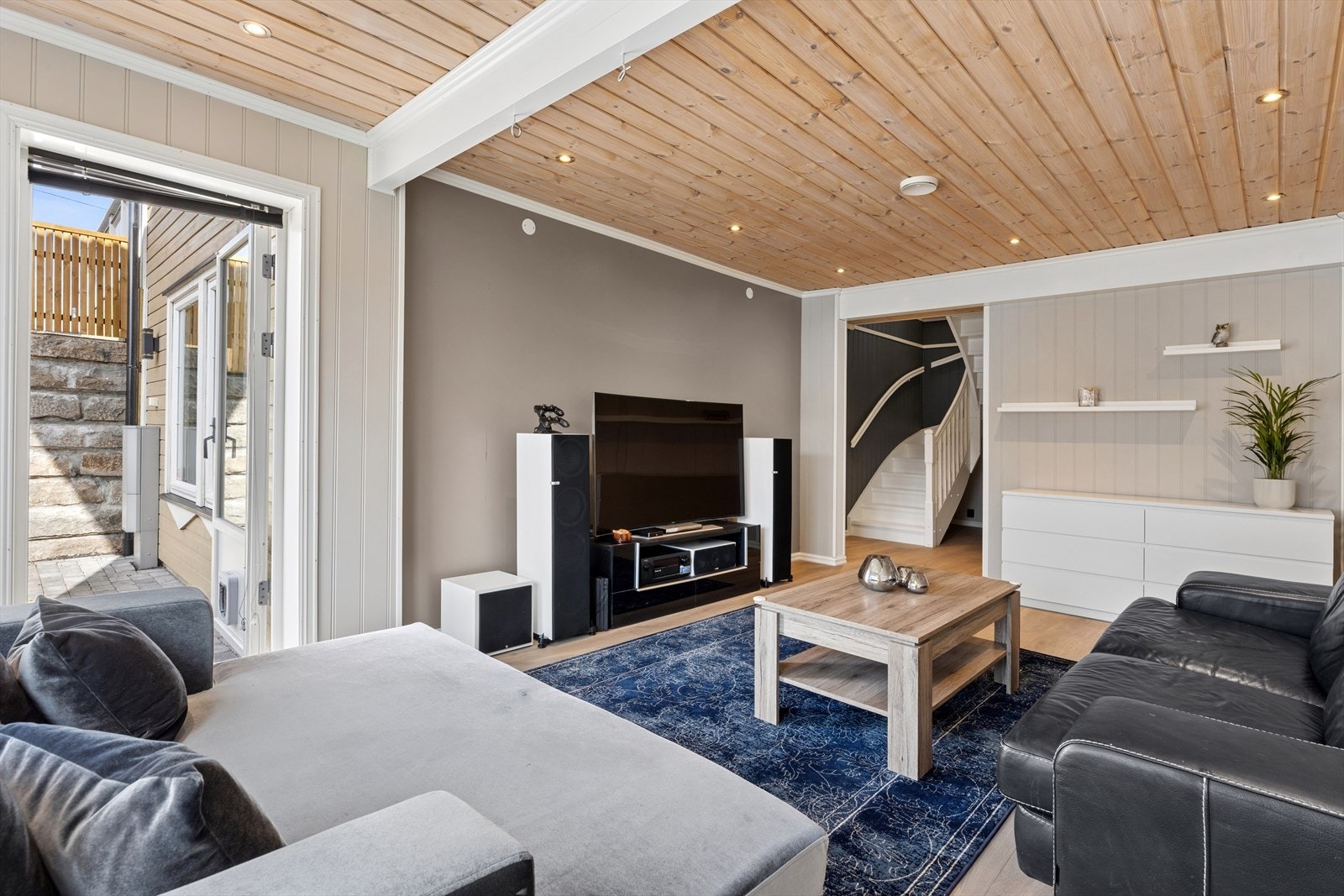 I underetasjen finner du en ekstra stue, perfekt som en egen sone for barn eller ungdom. Herfra er det utgang til en liten steinbelagt uteplass. Galleribilde