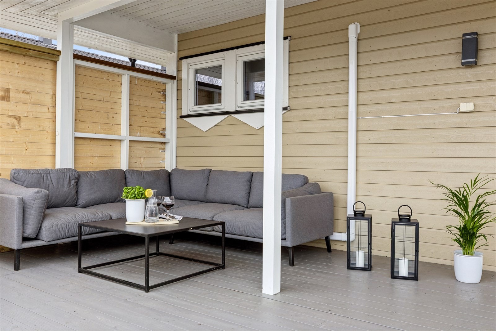 En del av terrassen er overbygget, noe som gir en lun og skjermet uteplass. Galleribilde