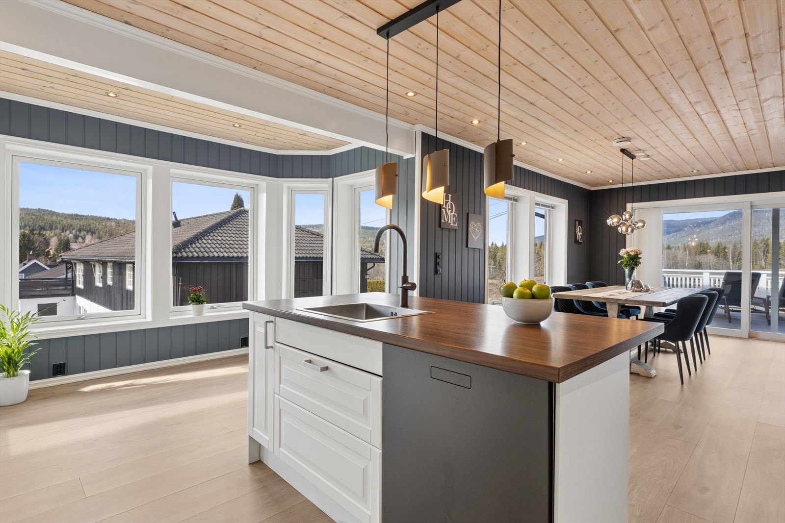 Den åpne løsningen gjør kjøkkenøya til en naturlig sosial sone i rommet. Galleribilde