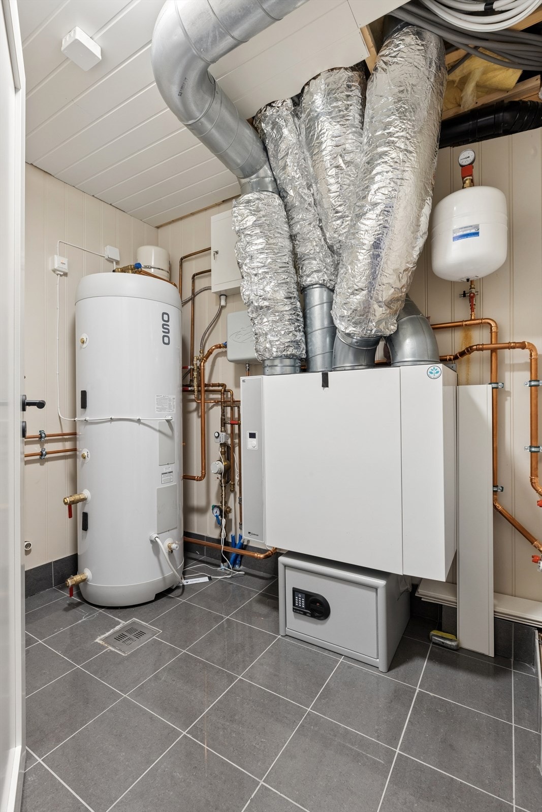 Teknisk rom med aggregat for balansert ventilasjon og ny elektrokjel fra 2024 for den vannbårne varmen. Galleribilde