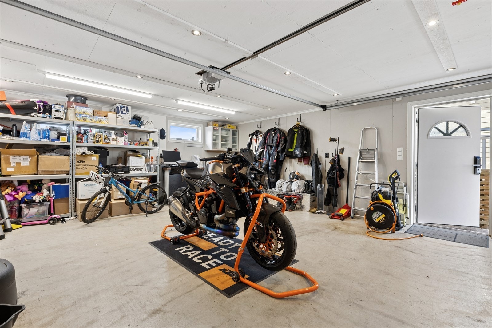 Den frittstående garasjen fra 2017 er på totalt 70 m² fordelt over to plan. Galleribilde