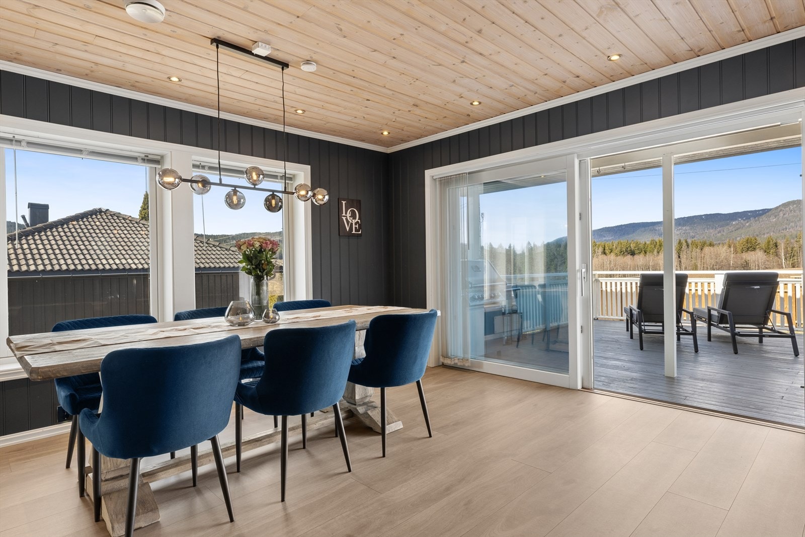 Spisestuen har god plass til langbord og store vindusflater som slipper inn rikelig med lys. Det er på nesten alle vinduer montert på solfilm. Dette gjør at man ikke har noe innsyn. Galleribilde