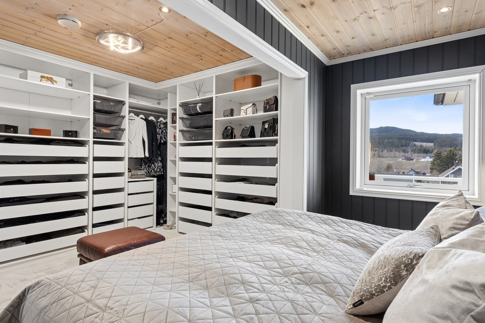Direkte fra soverommet er det tilgang til et stort walk-in-closet med rikelig garderobeplass. Galleribilde
