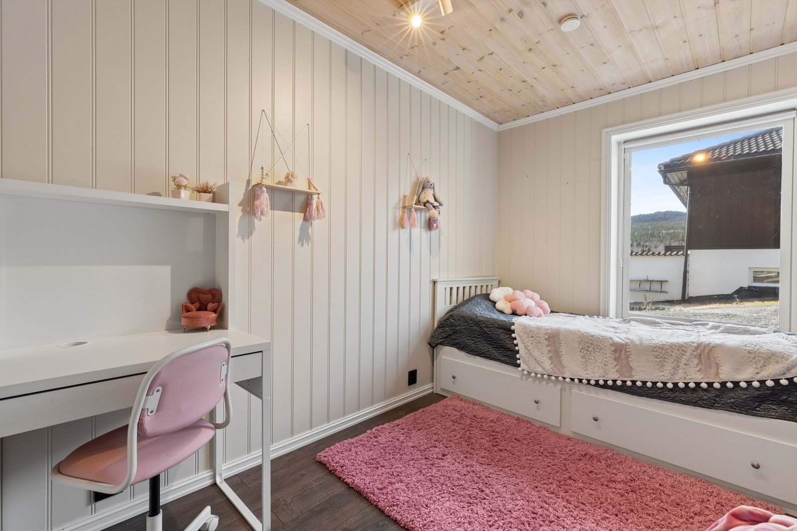 Et av de to soverommene i boligens underetasje. God plass til både seng med tilhørende møblement og skrivebord. Galleribilde