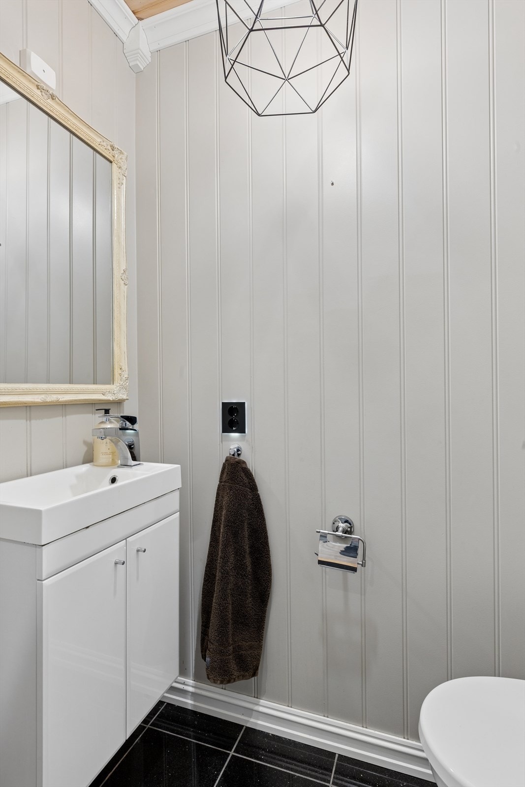 I tilknytning til entréen ligger et praktisk, separat toalettrom med vegghengt WC og servant. Galleribilde