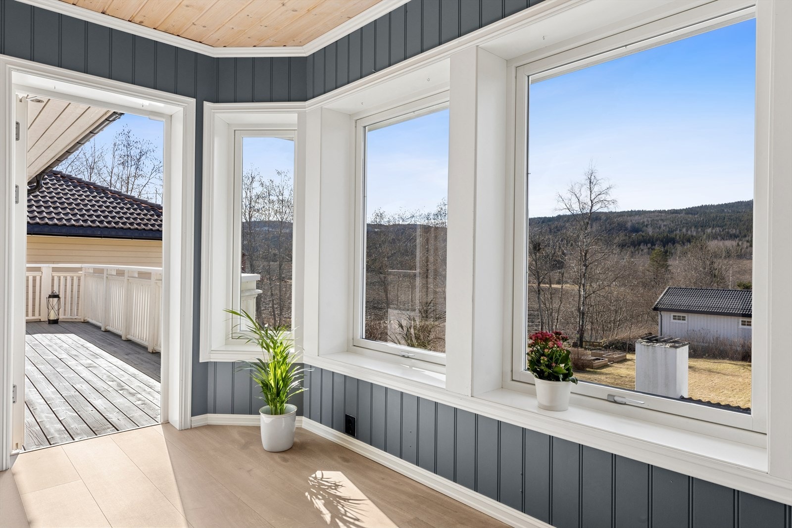 Fra kjøkkenet er det direkte utgang til terrassen, hvor man kan nyte både morgensolen og den fine utsikten Galleribilde