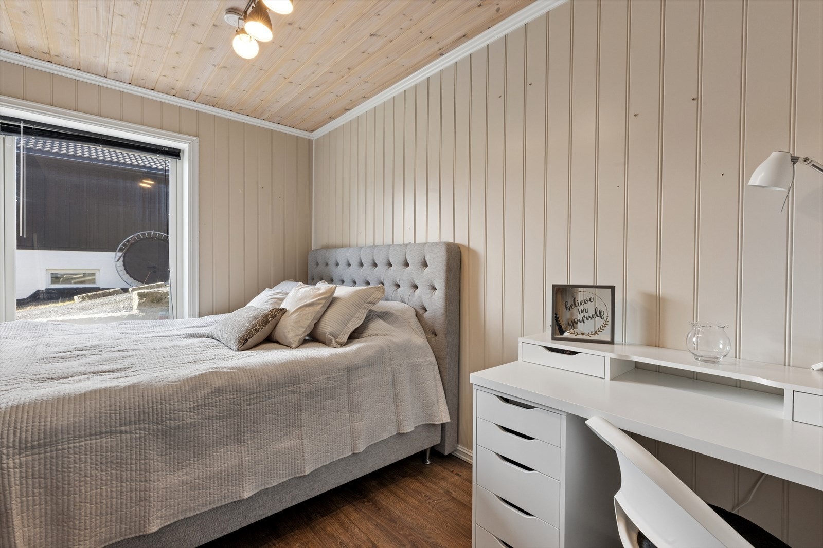 Underetasjen har to gode soverom, begge med vannbåren gulvvarme. Galleribilde