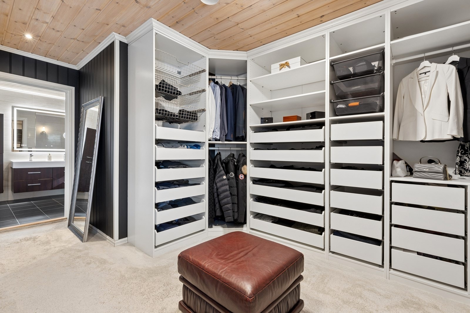 Fra garderoben er det videre inngang til et romslig, privat baderom. Galleribilde