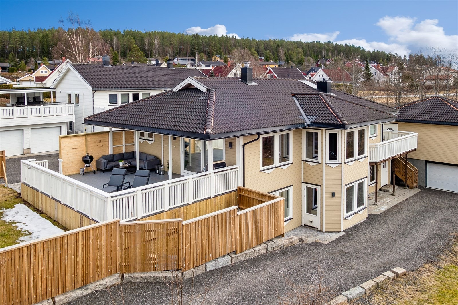 Hanne Strandvahl ved Eiendomsmegler 1 har gleden av å presentere en Innholdsrik enebolig fra 2012 med godkjent utleiedel og en frittstående garasje over to plan fra 2017. (Foto: EFKT/Paul Smith) Galleribilde