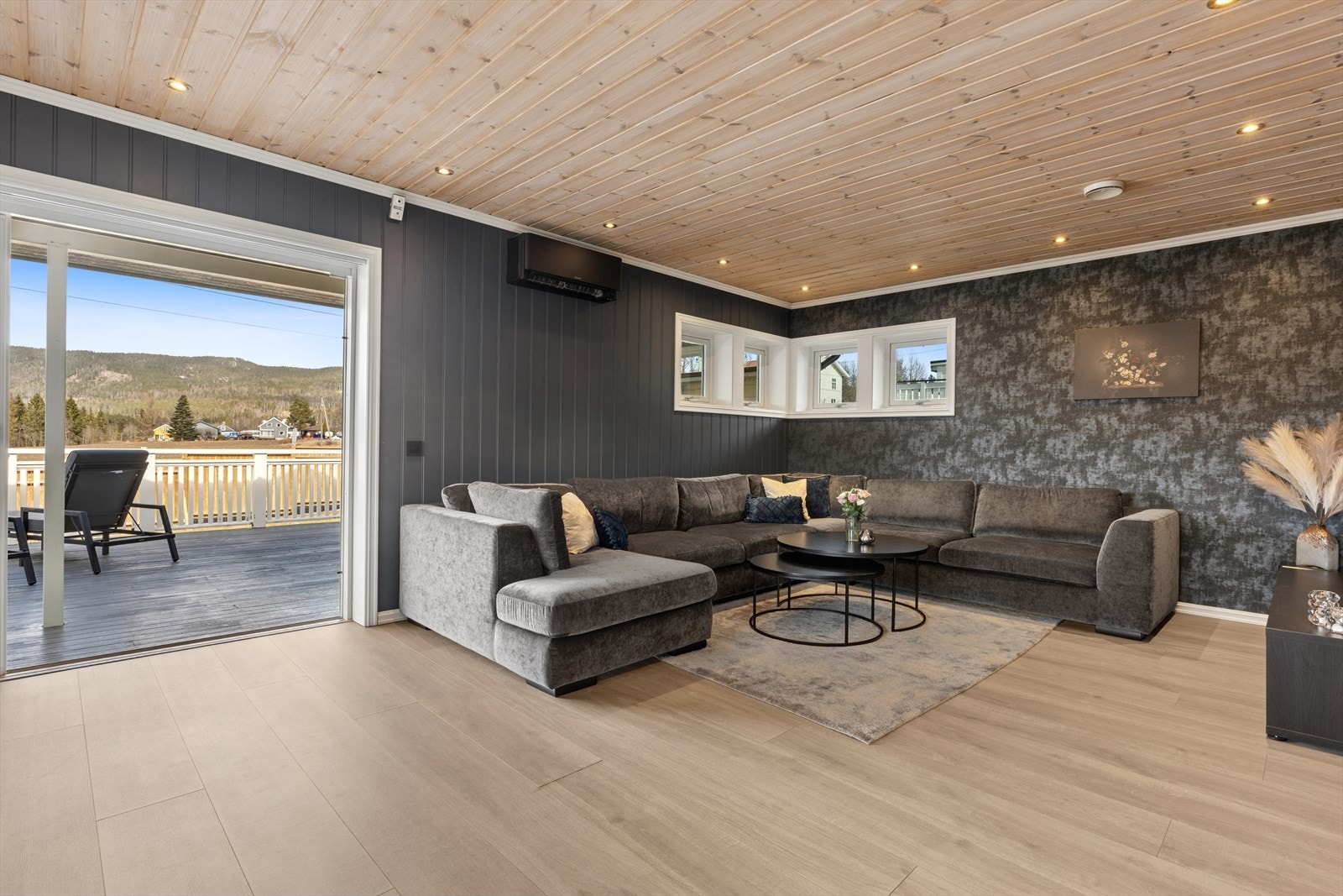 Fra stuen er det utgang via skyvedør til en romslig terrasse på 62 m². Galleribilde