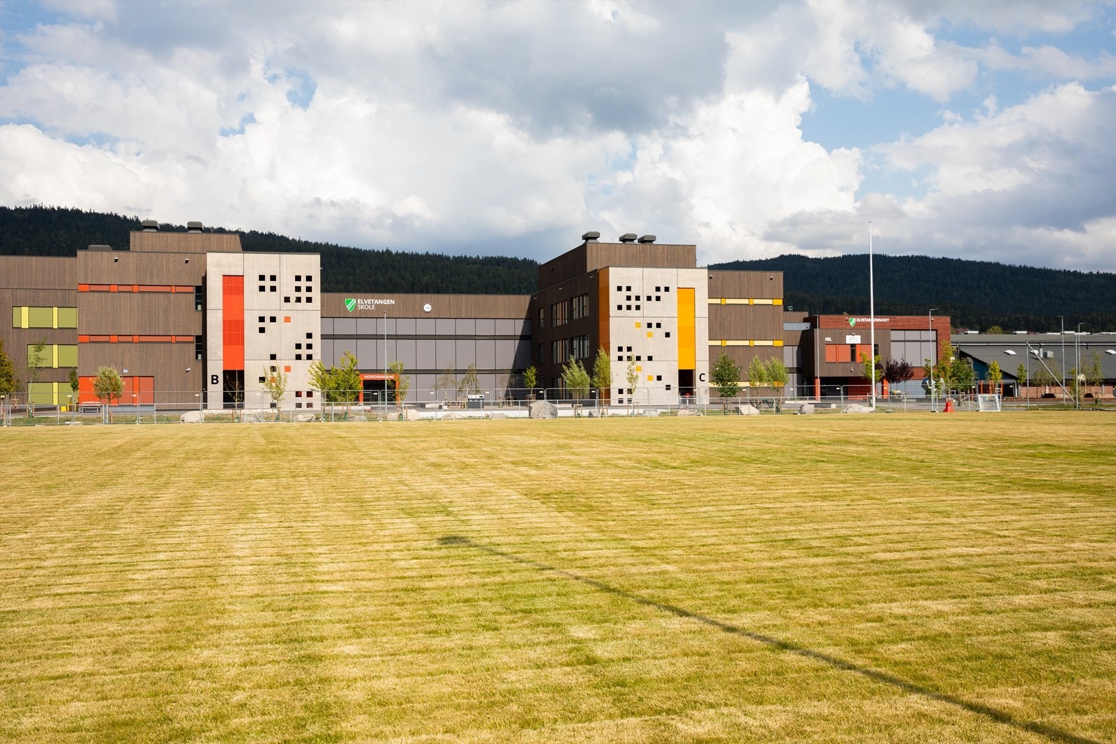 Elvetangen barneskole og Hakadal Ungdomsskole. Galleribilde