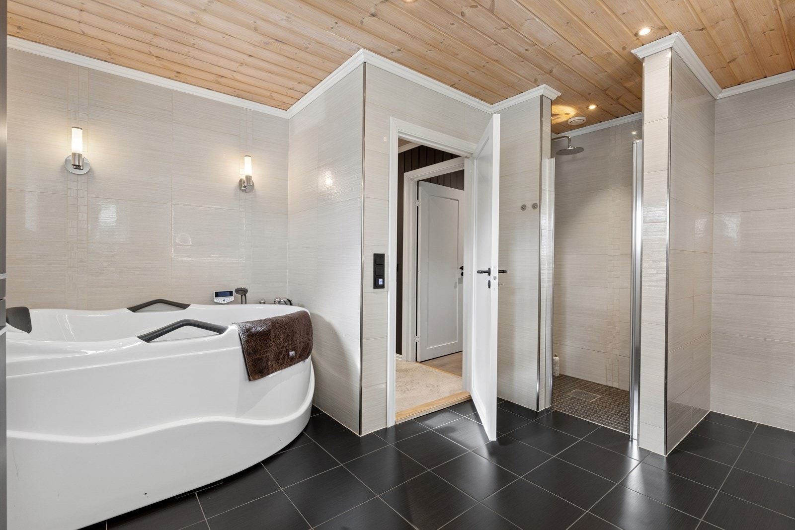 Her får du både boblebad og en separat dusjnisje med glassdør. Gulvet har elektriske varmekabler. Galleribilde