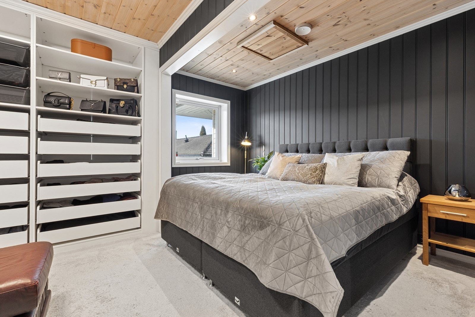 Lyst og romslig hovedsoverom i 1.etasje med god plass til dobbeltseng med tilhørende nattbord. Sandfarget, heldekkende teppe, skaper en lun atmosfære. Rommet er på byggetegningene, tegnet som to separate soverom. Galleribilde