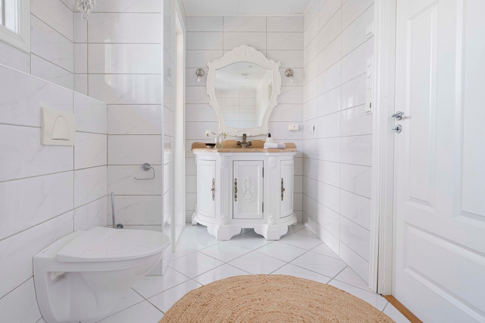 ommet inneholder hjørnebadekar, vegghengt toalett og baderomsmøbel med servant. Ventilasjon via elektrisk vifte bidrar til et godt inneklima. Galleribilde