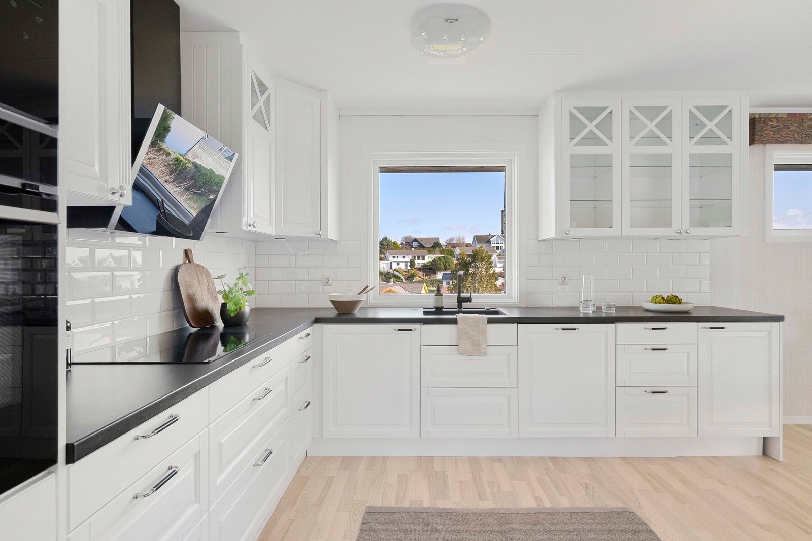 Her er det godt med oppbevaringsplass i både skap og skuffer, og integrerte hvitevarer gir et helhetlig og ryddig uttrykk. Galleribilde