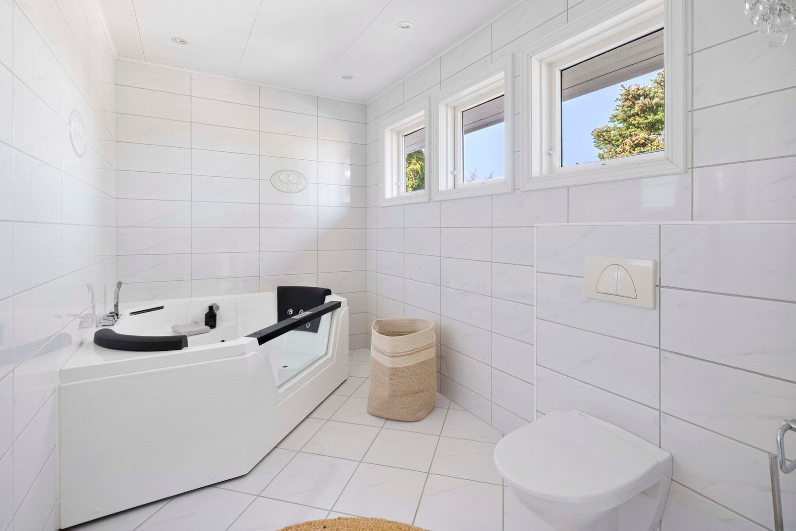 Badet i første etasje fremstår romslig og er utstyrt med flislagte overflater på vegger og gulv. Galleribilde