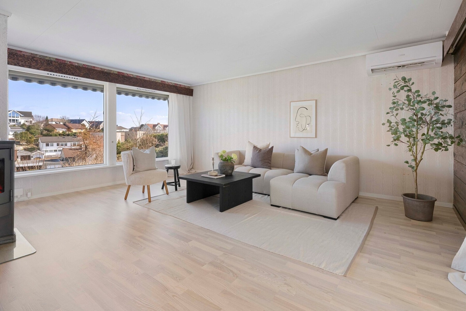 Peisen bidrar til både varme og ekstra hygge på kjølige dager, og gjør stuen til et naturlig samlingspunkt i boligen. Galleribilde