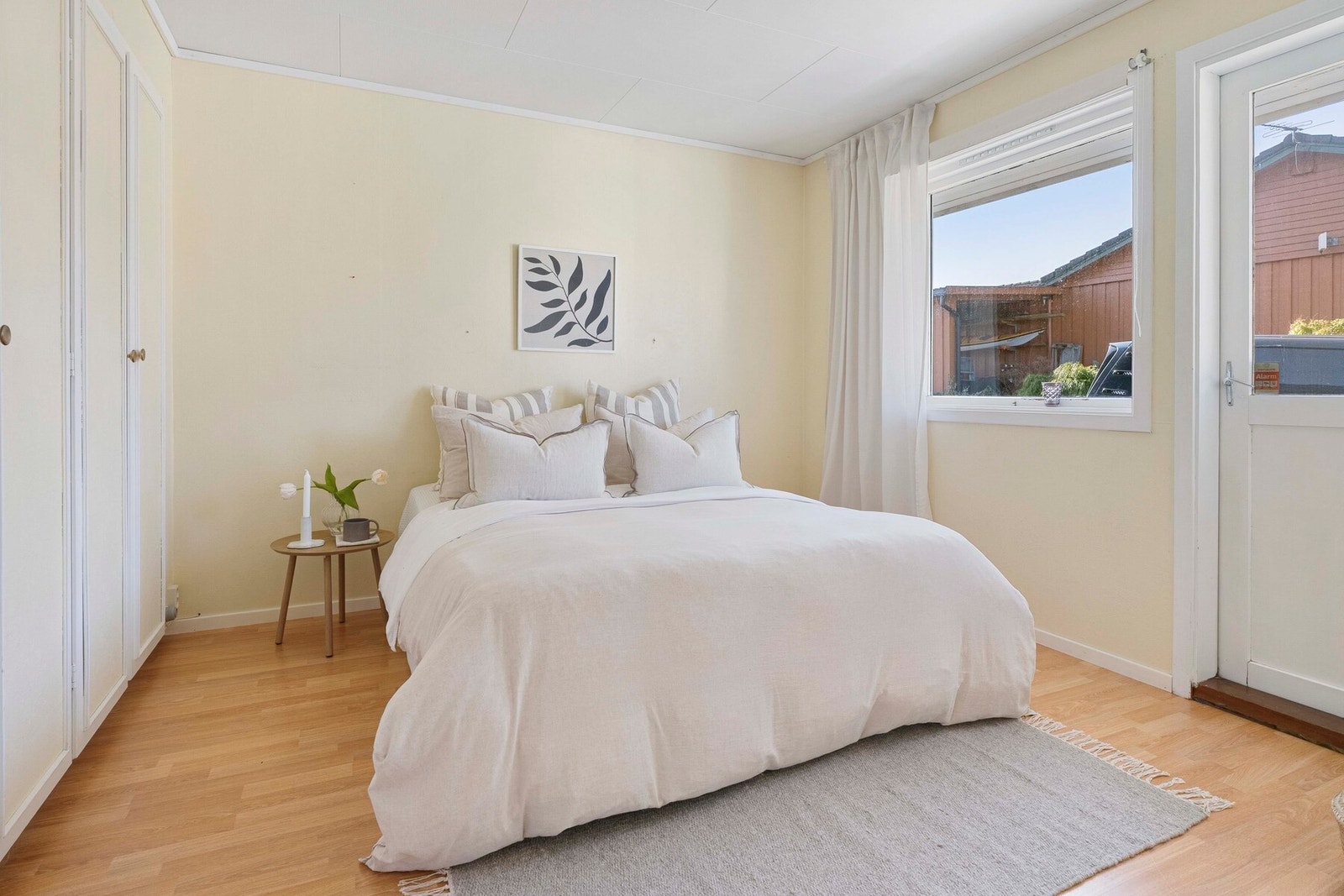 Boligen har tre soverom i hoveddelen. Hovedsoverommet er romslig og har god plass til dobbeltseng og tilhørende møblement. Galleribilde