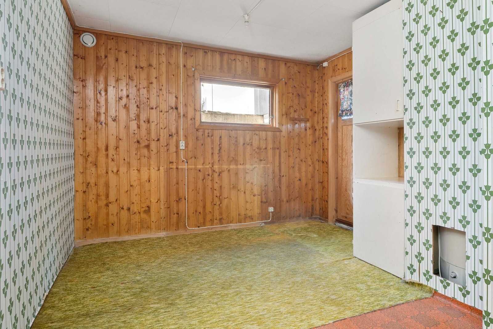 Vaskerom med biinngang. Galleribilde