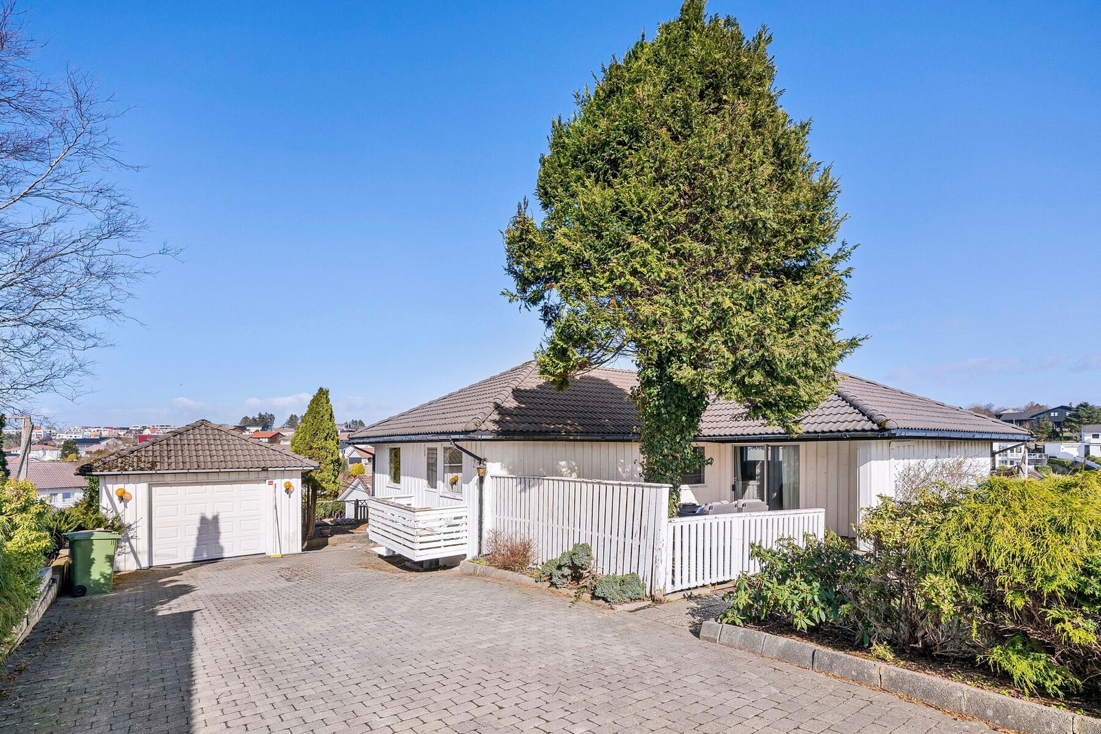 Innholdsrik enebolig med romslig tomt, fleksible løsninger og utleiedel. Galleribilde