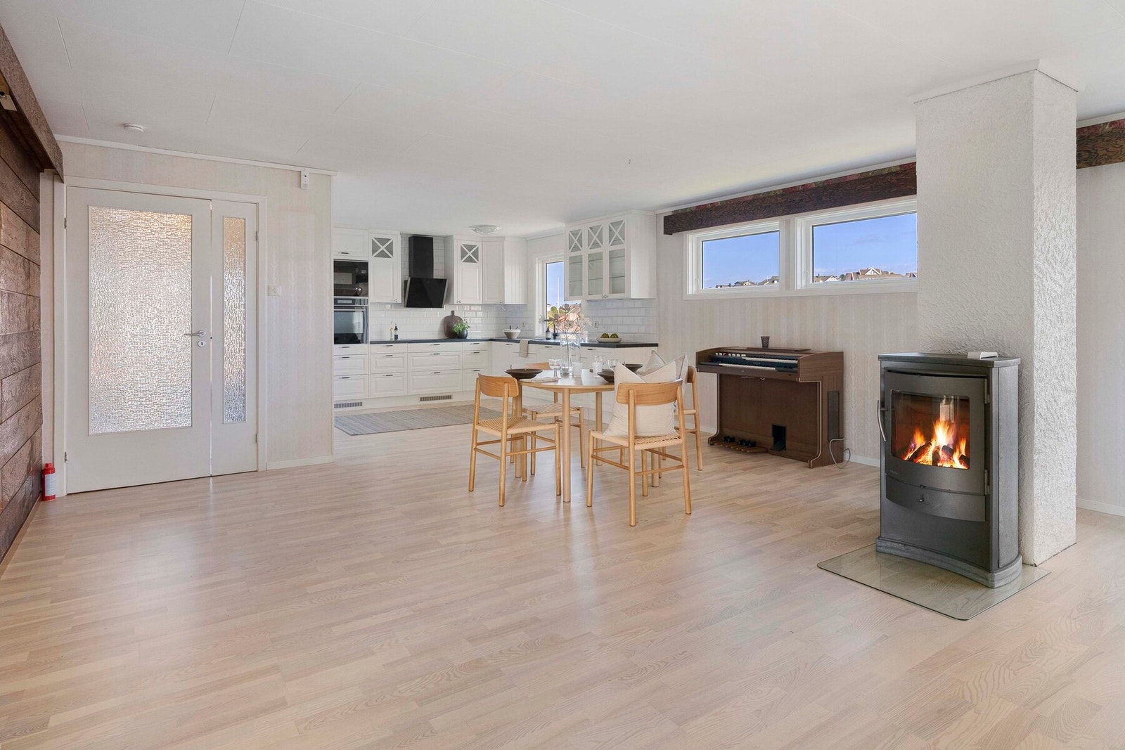 Boligen har en romslig og lys stue med gode møbleringsmuligheter for både sofa- og spisegruppe. Galleribilde