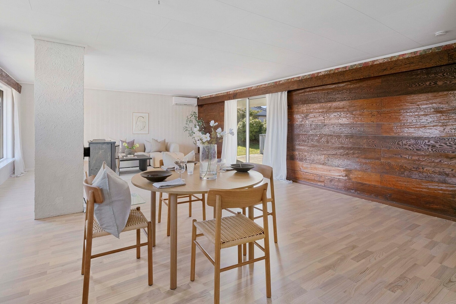 Stuen er romslig og har god plass til både sofakrok og spisebord. Galleribilde