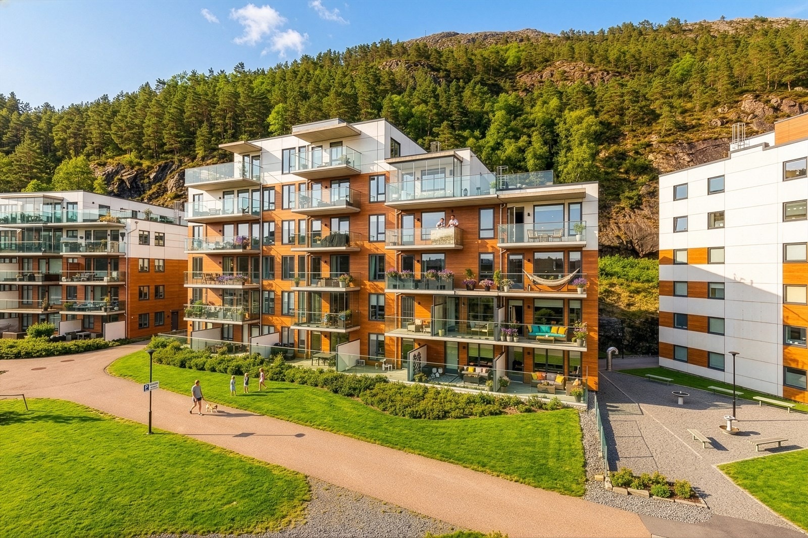 Leiligheten ligger i 3. etasje, noe som gir gode solforhold og vakker utsikt! Galleribilde