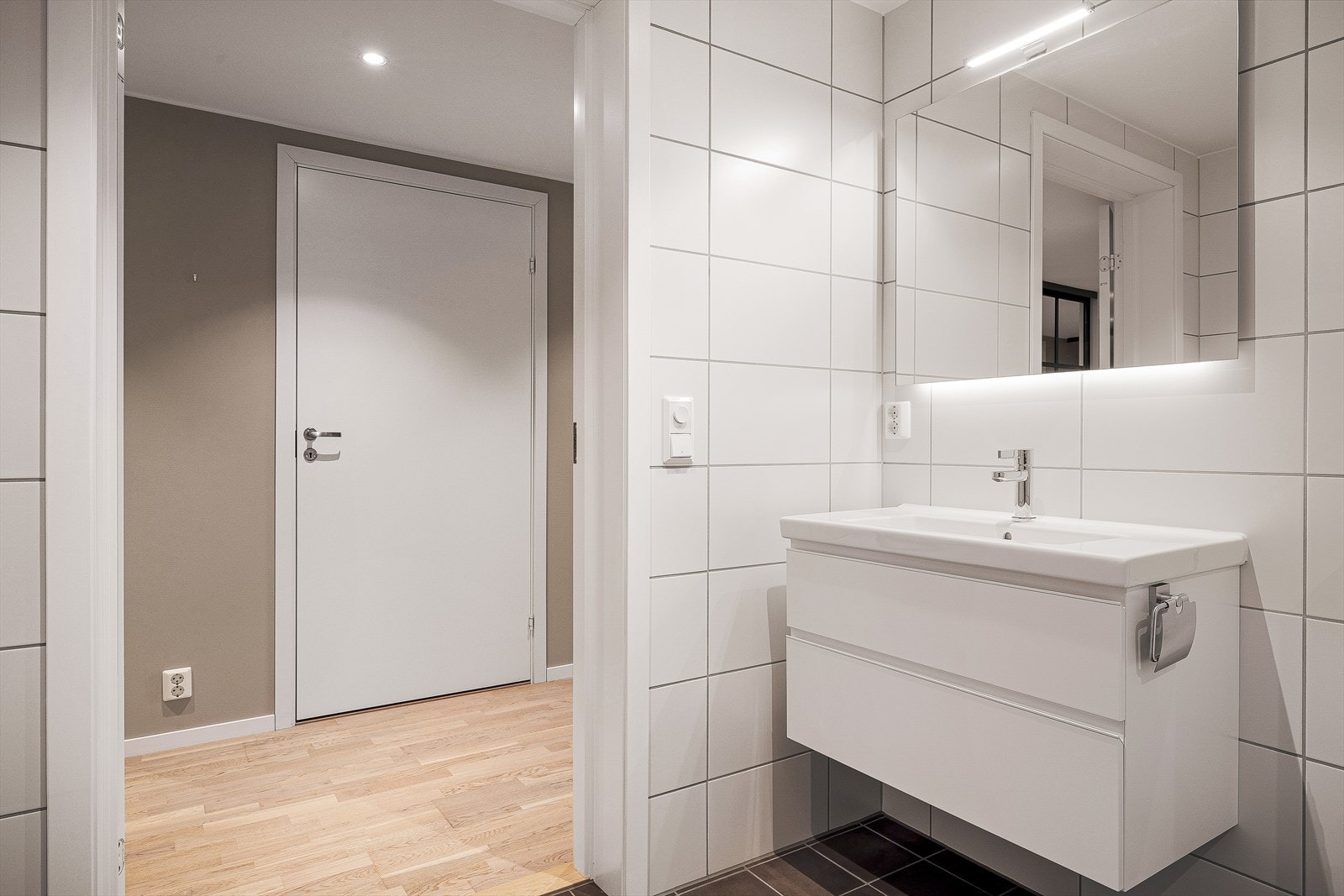 Badet v/ gangen måles til 5,6 m² og inneholder også stilrene kvaliteter. Galleribilde