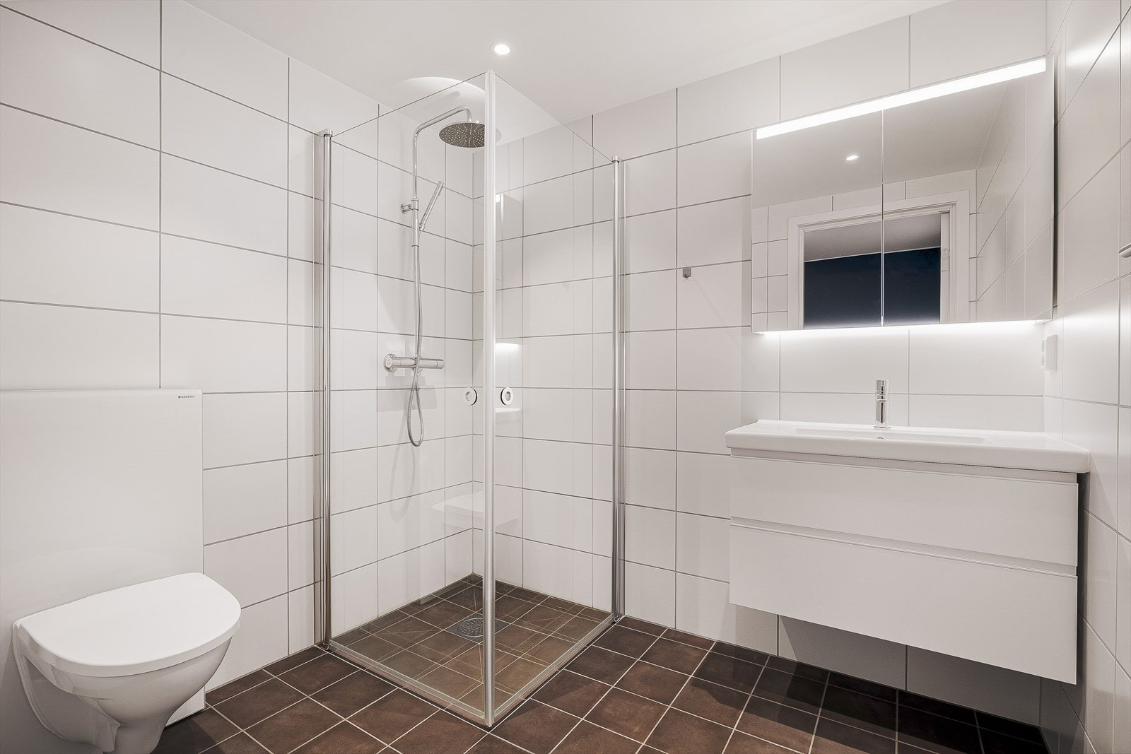Badet måles til 4, 6 m² og inneholder keramiske fliser på gulv med underliggende varmekabler, samt keramiske fliser på vegger. Galleribilde