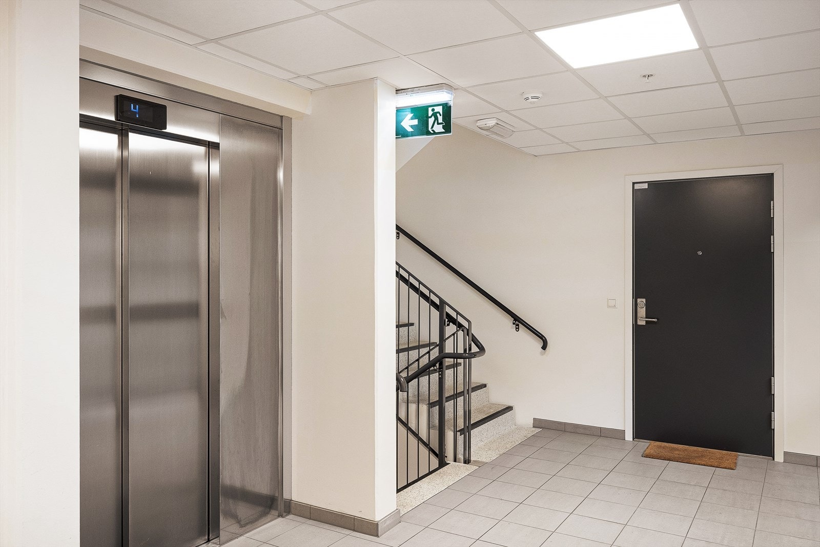 Med leiligheten tilhører den en ekstern bod på 8,3m². Heis i bygget sørger for tørrskodd adkomst. Galleribilde